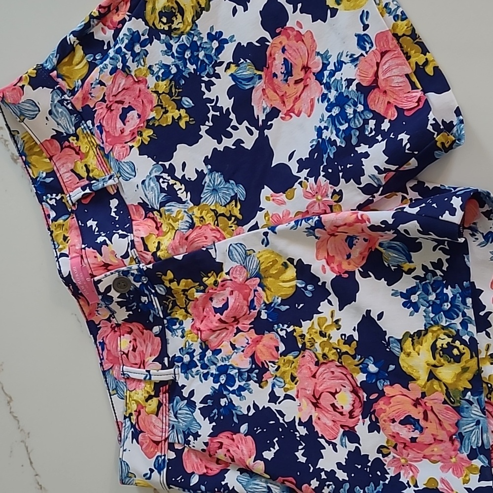 Isaac Mizrahi Floral Flat Front Shorts Size 8